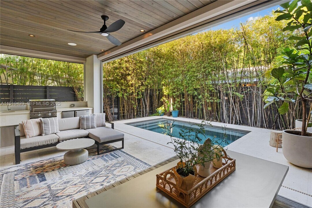 3075 Blaine St in Miami, FL - Building Photo