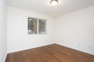 Brighton Square Apartments in Everett, WA - Building Photo - Building Photo