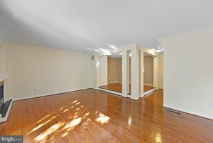 12081 Edgemere Cir in Reston, VA - Building Photo