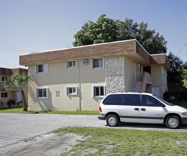 Pereda Apartments in Miami, FL - Foto de edificio - Building Photo