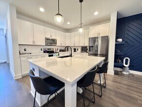 2079 Oakwood Ave in Nashville, TN - Building Photo - Building Photo