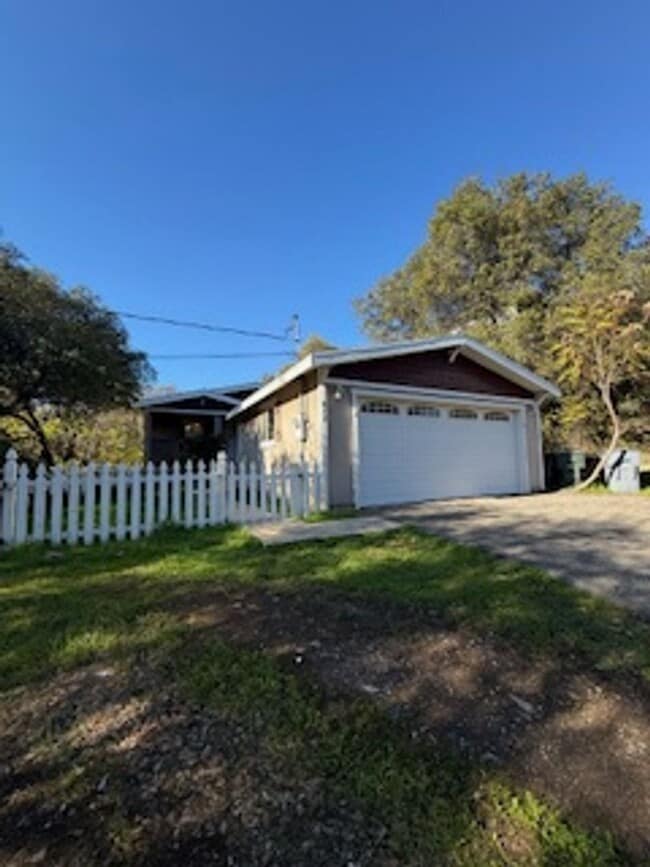 817 Holly Hills Dr in Auburn, CA - Building Photo - Building Photo