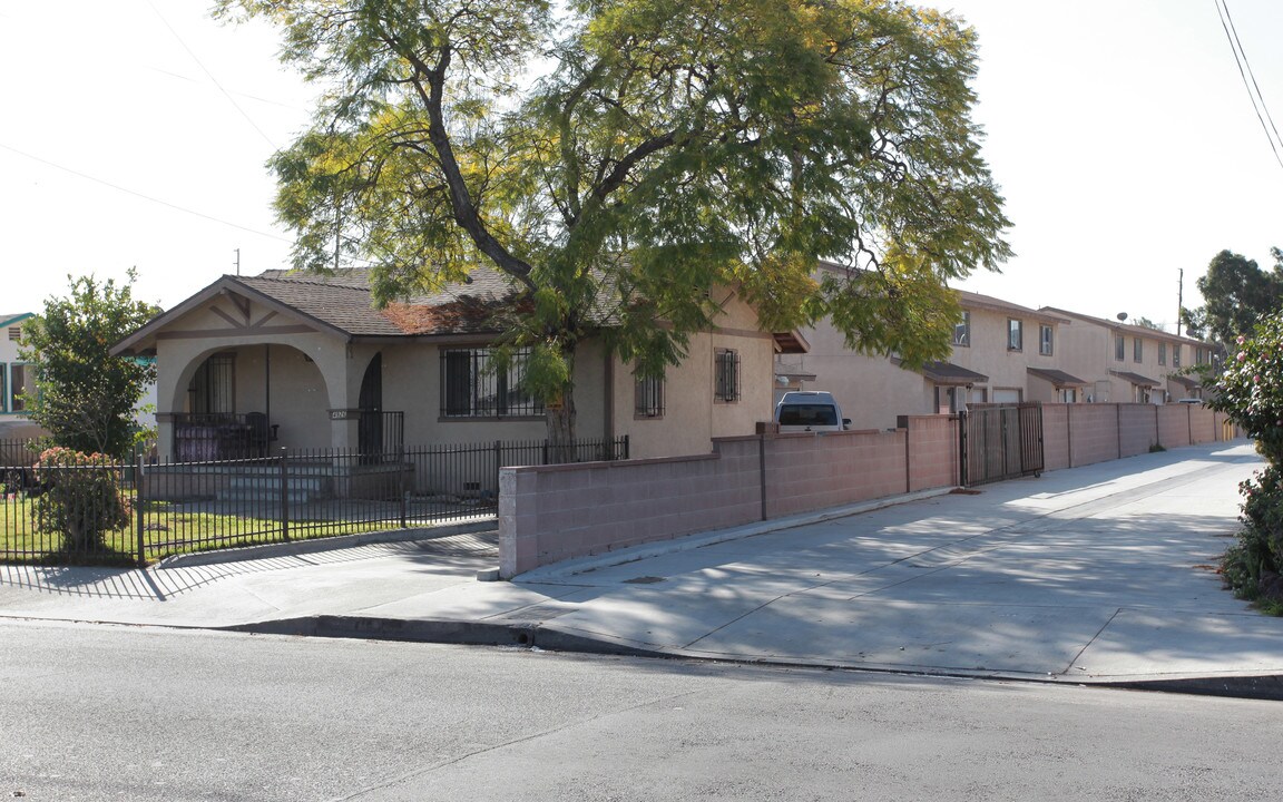 4926 Clara St in Bell, CA - Foto de edificio