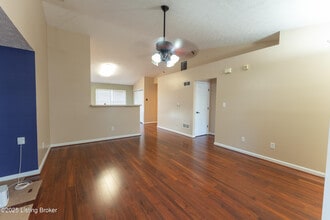 7035 Royal Links Dr in Louisville, KY - Building Photo - Building Photo