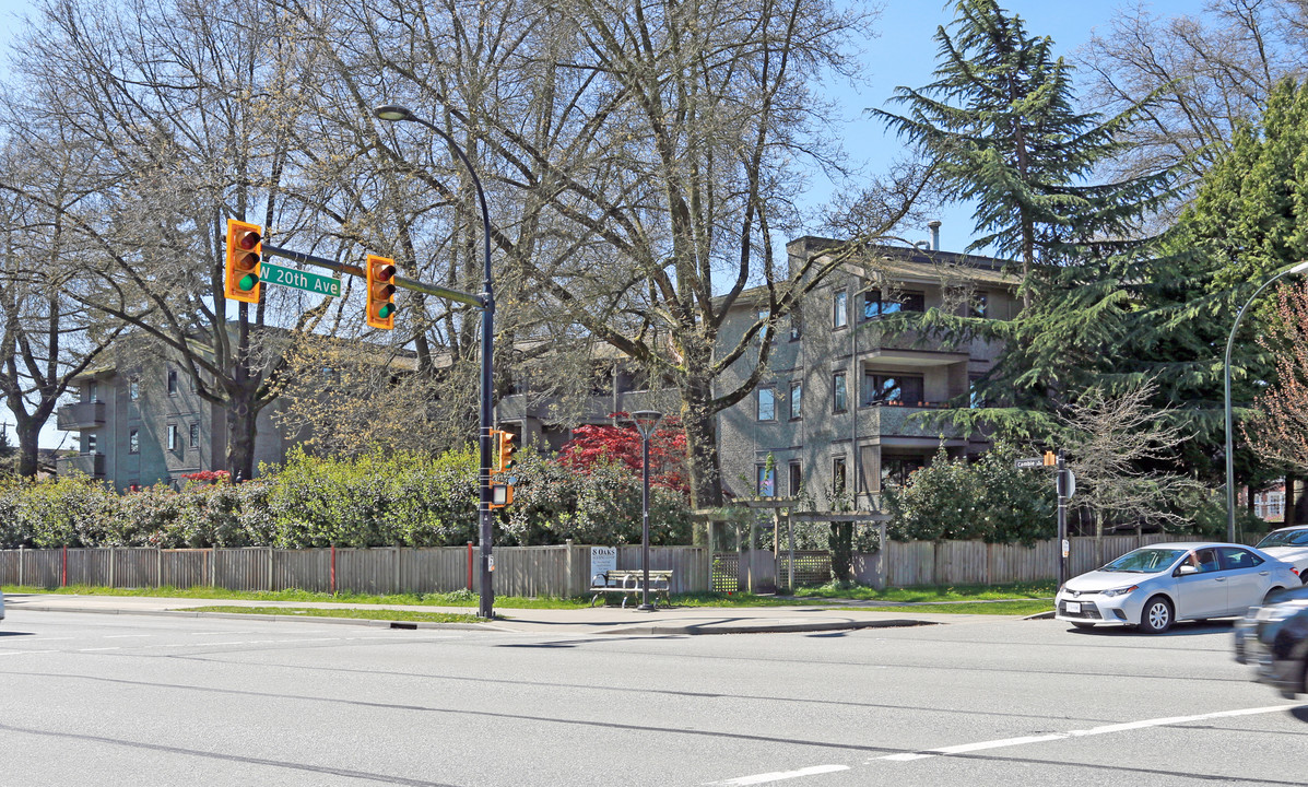 8 Oaks in Vancouver, BC - Building Photo