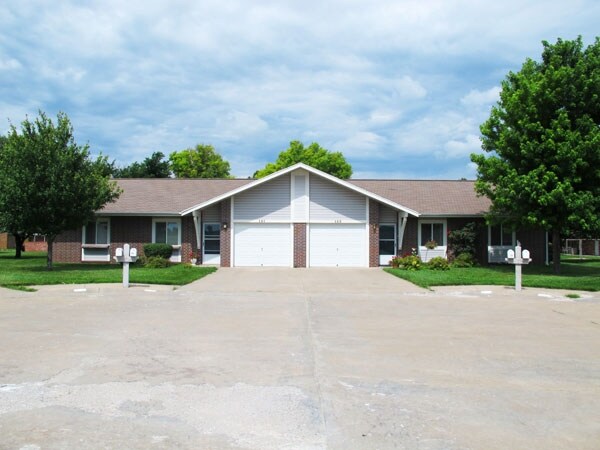 101 N Eisenhower Dr in Marion, KS - Building Photo