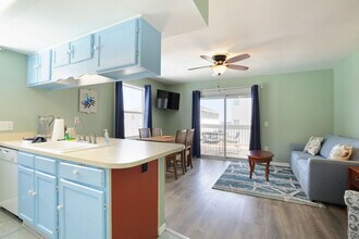 608 Carolina Beach Ave S in Carolina Beach, NC - Foto de edificio - Building Photo