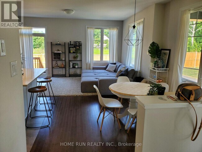 1018 Cedar Creek Dr in Ottawa, ON - Building Photo - Building Photo