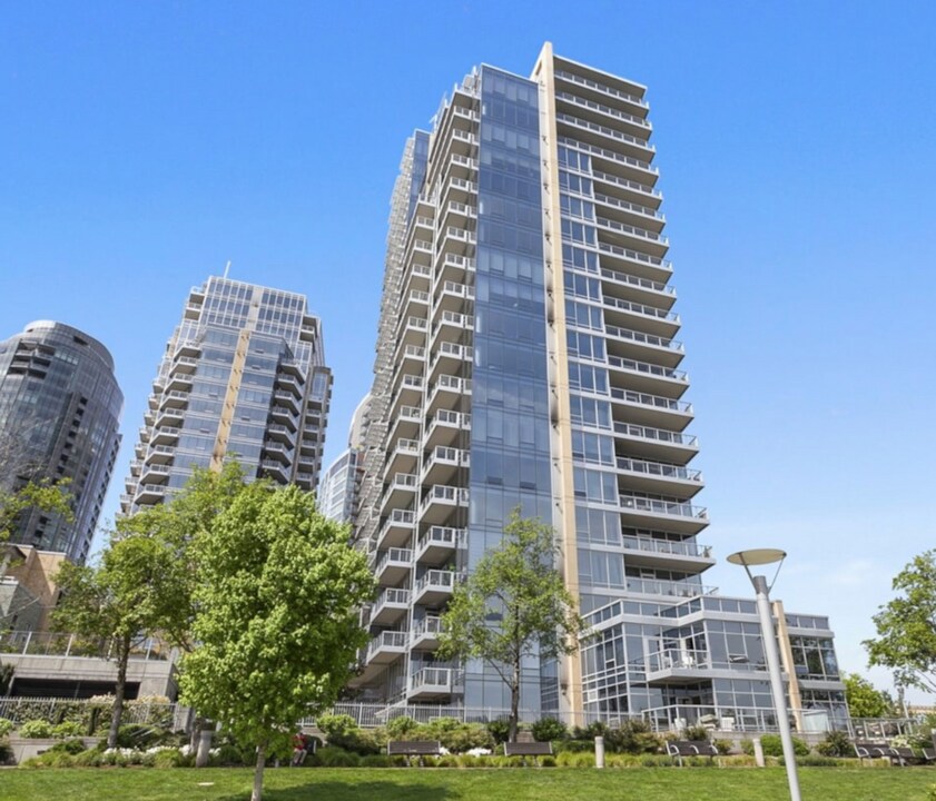 3570 S River Pkwy in Portland, OR - Building Photo