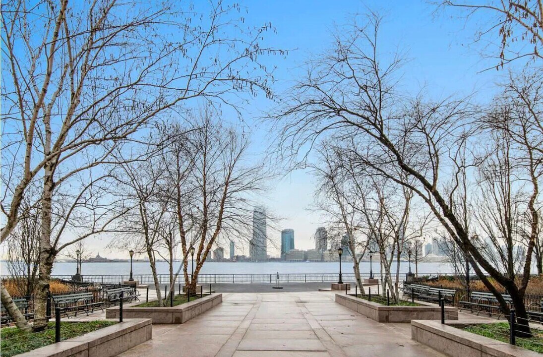 300 Rector Pl, Unit 4i in New York, NY - Building Photo