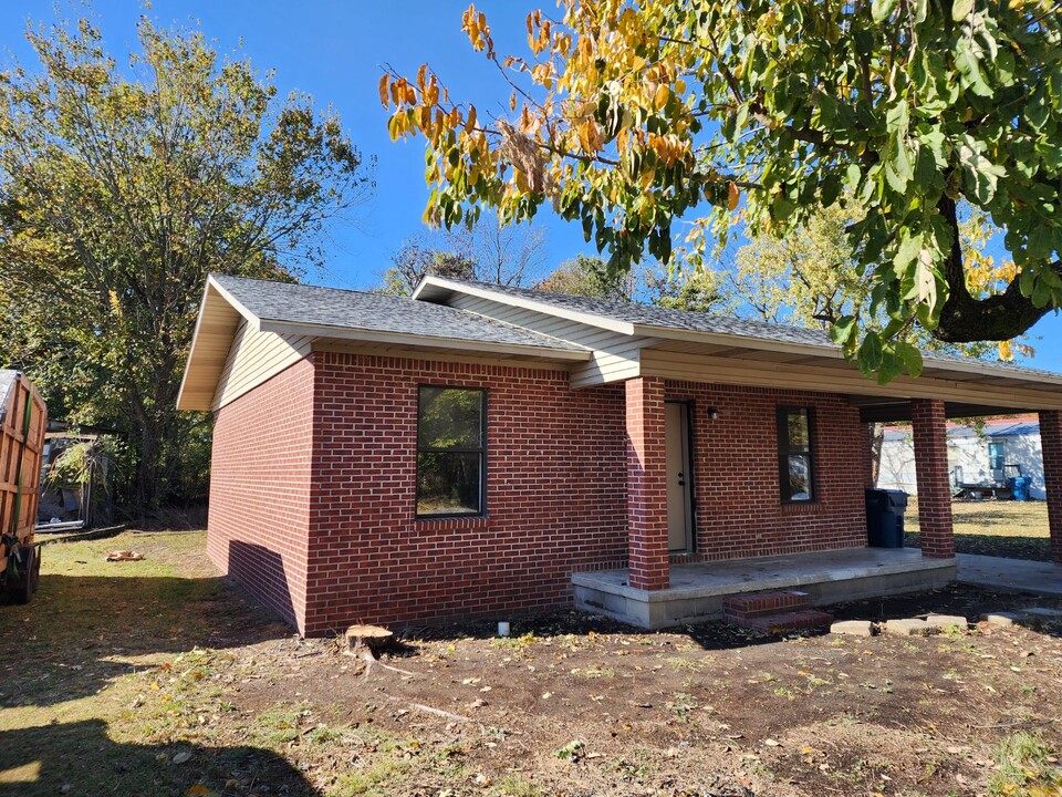 209 Poplar in Hayti, MO - Foto de edificio