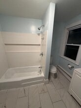 28 1/2 Grove Street, #2 in Salem, MA - Foto de edificio - Building Photo