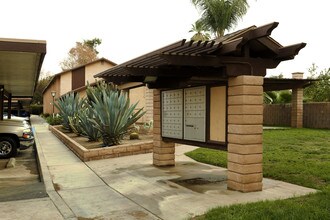 Pacific Winds Apartments in Jurupa Valley, CA - Foto de edificio - Building Photo