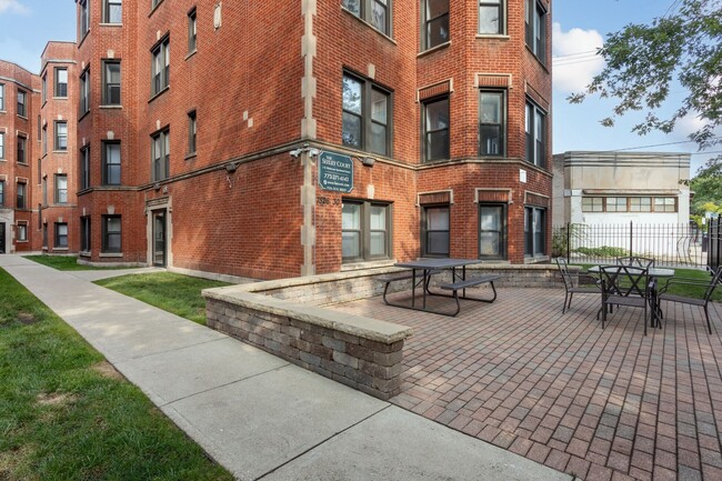 7528 N Seeley Ave, Unit 301 in Chicago, IL - Building Photo - Building Photo