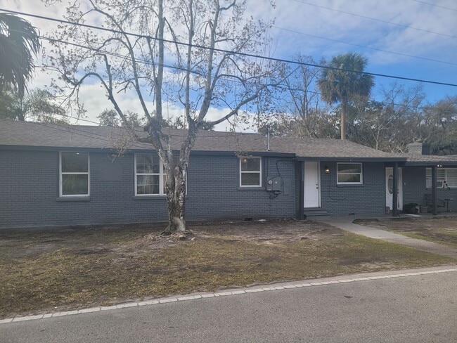 property at 1320 S Oleander Ave