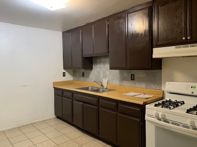 220 N Hagar St, Unit D in San Fernando, CA - Building Photo - Building Photo