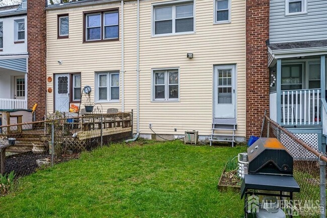 33 Victory Ct in Metuchen, NJ - Building Photo - Building Photo