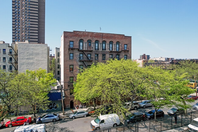 2115 Mohegan Ave in Bronx, NY - Foto de edificio - Building Photo