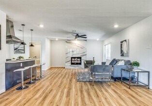 8011 Woodhue Rd in Dallas, TX - Building Photo - Building Photo