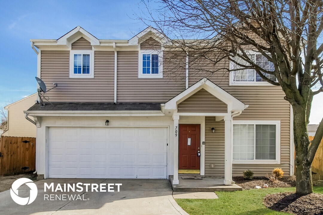 709 Cembra Dr in Greenwood, IN - Building Photo