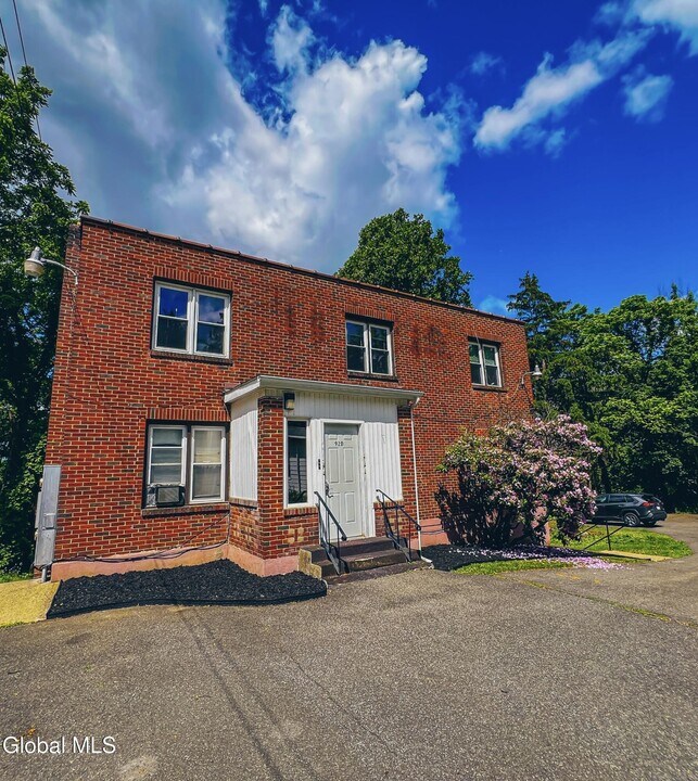 92D Columbia Turnpike in Rensselaer, NY - Building Photo