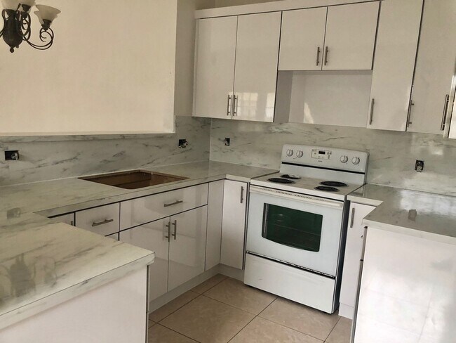 1008-1010 NW 2nd Ave in Hallandale Beach, FL - Building Photo - Building Photo