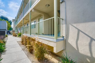 1106 Leighton Ave (B) in Los Angeles, CA - Foto de edificio - Building Photo