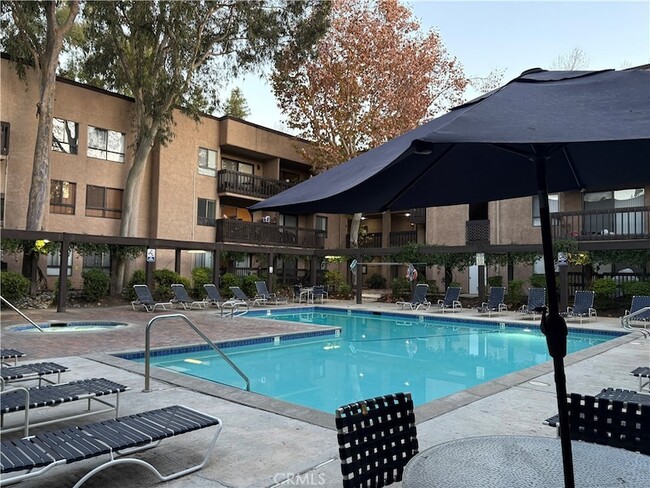 22100 Burbank Blvd, Unit 106A in Los Angeles, CA - Foto de edificio - Building Photo