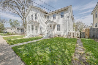 373 Cedar St in Aurora, IL - Building Photo - Building Photo