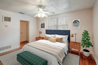 College Manor in Gainesville, FL - Building Photo - Building Photo