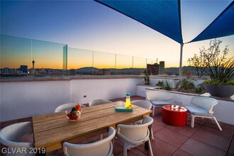 150 Las Vegas Blvd N, Unit 807 in Las Vegas, NV - Building Photo - Building Photo