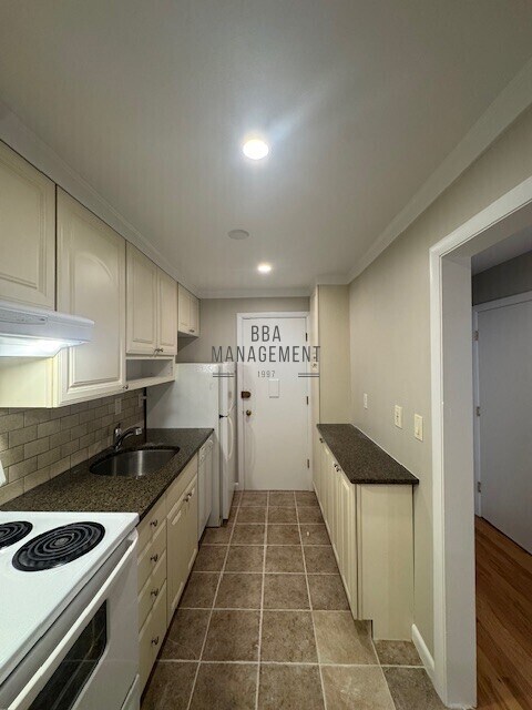 28 Brentwood St, Unit 5 in Boston, MA - Building Photo