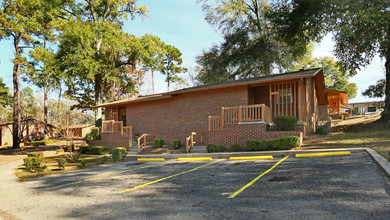 Golden Leaf Apartments in Quincy, FL - Building Photo - Building Photo