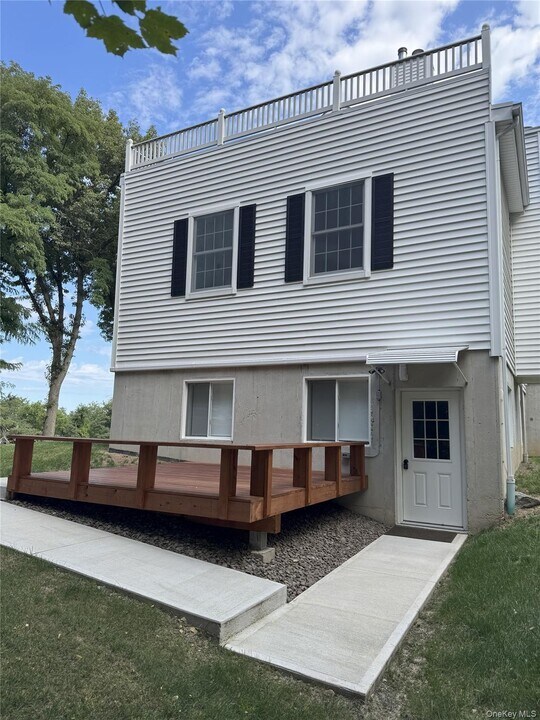 22 Lapis Dr in Beacon, NY - Building Photo