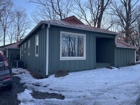 484 Dry Bridge Rd in Charlottesville, VA - Building Photo