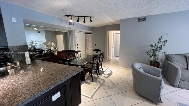 19555 E Country Club Dr in Aventura, FL - Foto de edificio - Building Photo