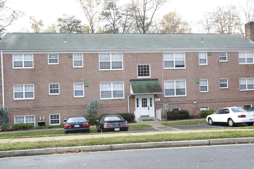 Fields of Falls Church in Falls Church, VA - Building Photo