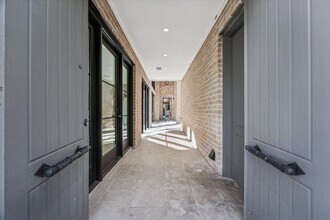 10 S Briar Hollow Ln in Houston, TX - Building Photo - Building Photo