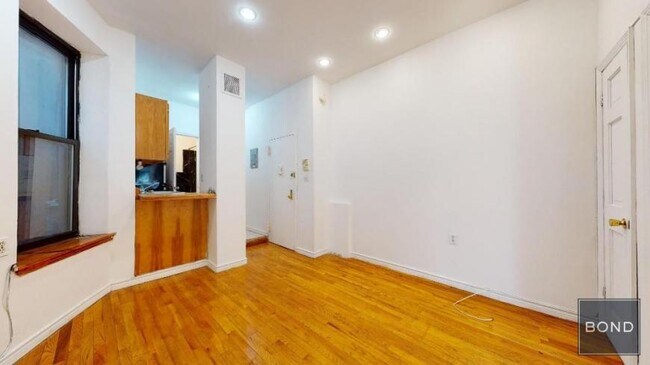 214 E 10th St in New York, NY - Building Photo - Building Photo
