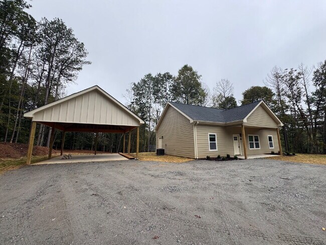 3845 Honeysuckle Rd in Gainesville, GA - Building Photo - Building Photo