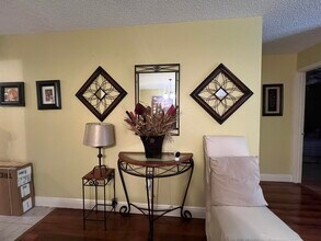 403 Lakeview Dr E in Royal Palm Beach, FL - Building Photo - Building Photo