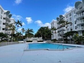 486 NW 165th St in Miami, FL - Foto de edificio - Building Photo