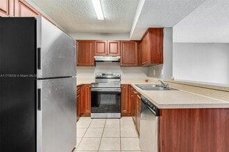 351 Palm Way in Pembroke Pines, FL - Building Photo - Building Photo