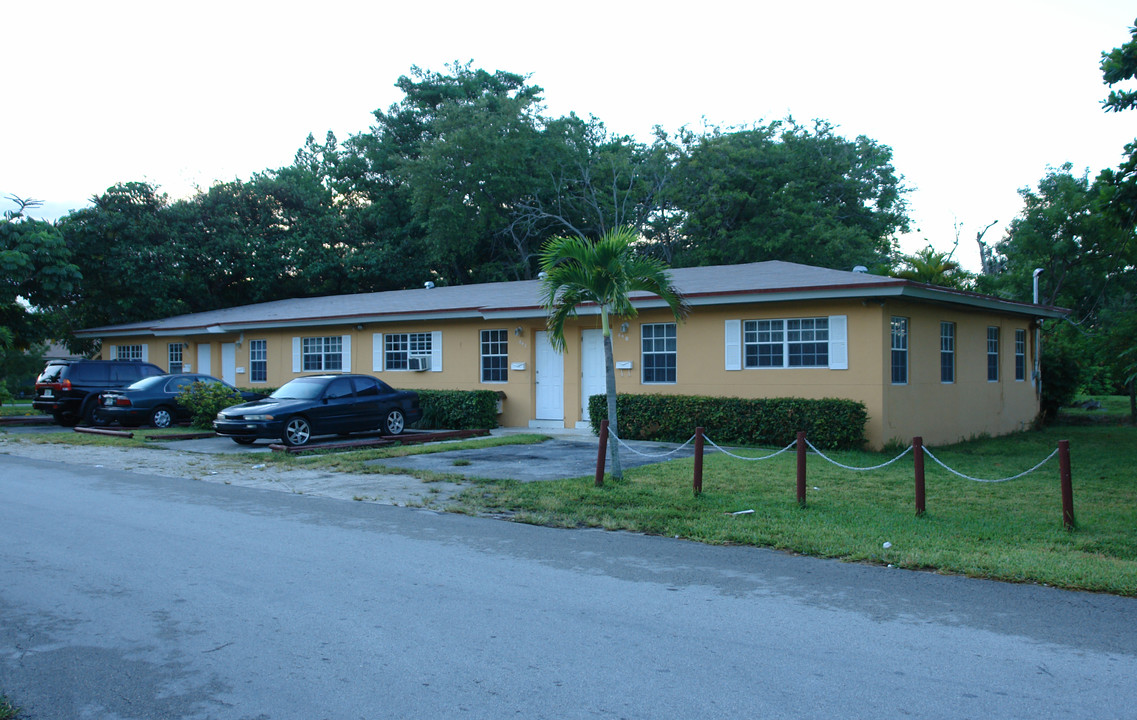 840-846 NE 89th St in Miami, FL - Building Photo