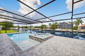 2532 SW 26th Pl in Cape Coral, FL - Foto de edificio - Building Photo