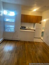 61 S Huntington Ave, Unit 302 in Boston, MA - Foto de edificio - Building Photo