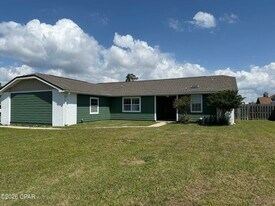 101 Saratoga Pl in Lynn Haven, FL - Building Photo