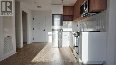 500 Plains Rd E in Burlington, ON - Building Photo - Building Photo