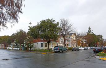 Oak Court Apartments in Palo Alto, CA - Foto de edificio - Building Photo