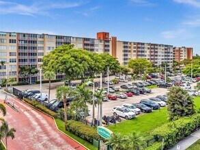 1780 NE 191st St in Miami, FL - Building Photo - Building Photo